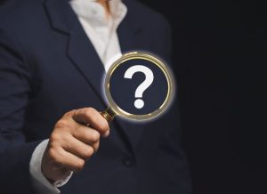 虫眼鏡の中にあるハテナマーク