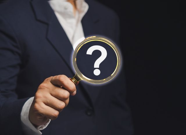 虫眼鏡の中にあるハテナマーク