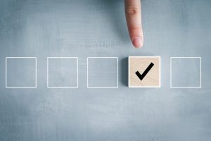 4つの四角い枠と1つのチェックマーク