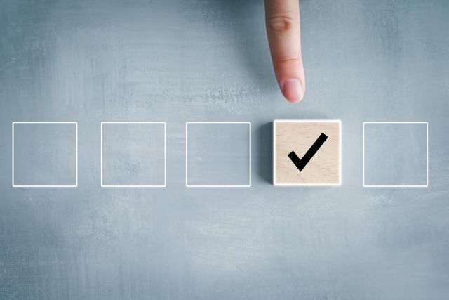 4つの四角い枠と1つのチェックマーク