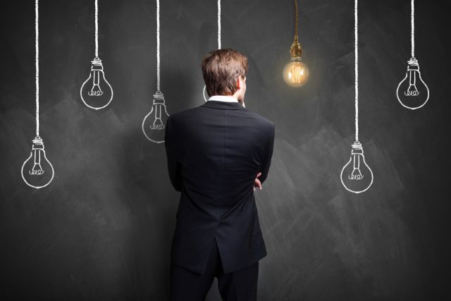 いくつかの電球のイラストと1つの光る電球